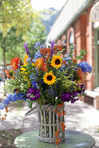 Basket Flower Arrangements, Sunflower Arrangements, Table Flower Arrangements, Deco Champetre, Fleurs Diy, Church Flowers, Beautiful Flower Arrangements, Wildflower Wedding, Deco Floral