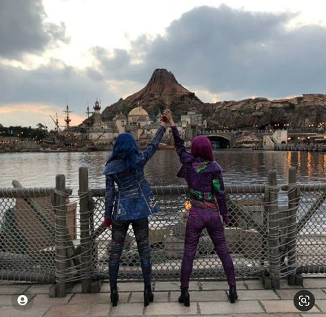 Mal And Evie Descendants, Hunger Games Finnick, Disney Descendants Characters, Descendants Pictures, Evie Descendants, Descendants Characters, Disney Descendants Movie, Cheyenne Jackson, Mal And Evie