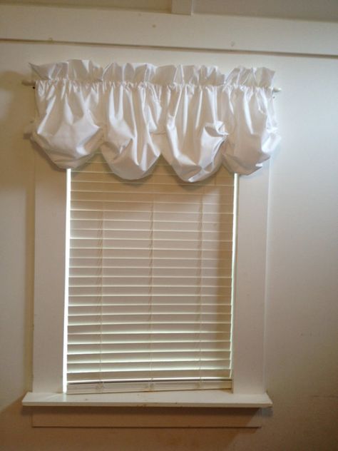 Lined White Balloon Valance With No Ruffle by MimiAndMe2 on Etsy Cottage Window Treatments, Valance Patterns, Balloon Shades, Balloon Valance, Relaxed Roman Shade, Balloon Curtains, Pink Curtains, Beach Cottage Decor, Tea Dyeing