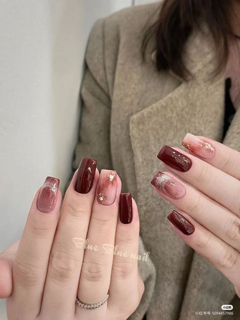 Jelly Nails Pedicure, Nail Art Simple Elegant Classy Brown, Red Gold Nail Art, Nail Art Simple Elegant Beautiful, Nail Inspo Maroon, Kutek Maroon, Nail Art Simple Elegant Classy Maroon, Nail Art Maroon Elegant, Nailart Merah Maroon