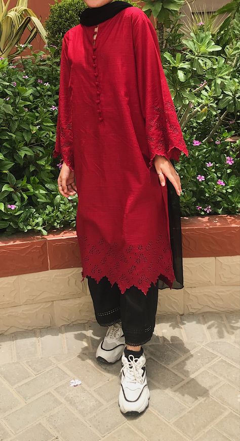 Pakistani University Outfit, Desi Clothes Pakistani Outfits Simple, Outfit For Eid Women, Pakistani Outfits Simple, Modest Modern Outfits, Pakistani Dress Design Ideas, Simple Dress Casual, Desi Aesthetics, Celebrity Casual Outfits