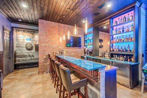 Budget basement bar and gameroom idea with brick walls and vintage appeal [From: Superior Custom Homes & Remodeling] Party Room Basement, Modern Basement Bar Ideas, Small Basement Bars, Back Bar Design, Modern Basement Bar, Basement Game Room Ideas, Basement Game Room, Wet Bar Basement, Game Room Ideas