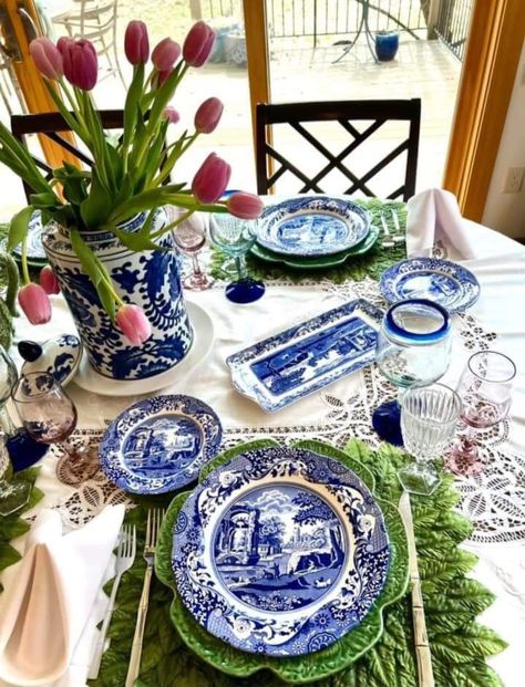 Blue Willow Place Setting, Spode Blue Italian Table Setting, Chinoiserie Tablescape, Green Blue Decor, Blue And White Tablescapes, Table Setting Etiquette, Green Table Settings, Dining Room Table Settings, Blue Table Settings