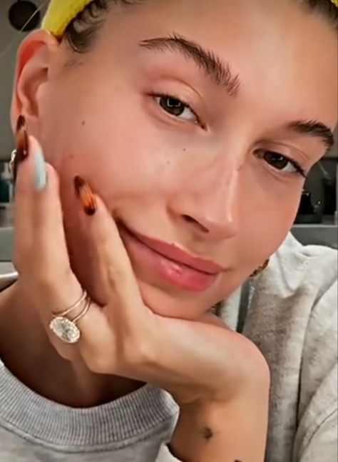 Tortoise nail trend mismatched with glazed nails Hailey Bieber Tortoise Nails, Tortoise Nail, Tortoise Nails, Glazed Nails, Burgundy Background Aesthetic, Nail Trend, Hailey Bieber, Nails Design, Nails Nails