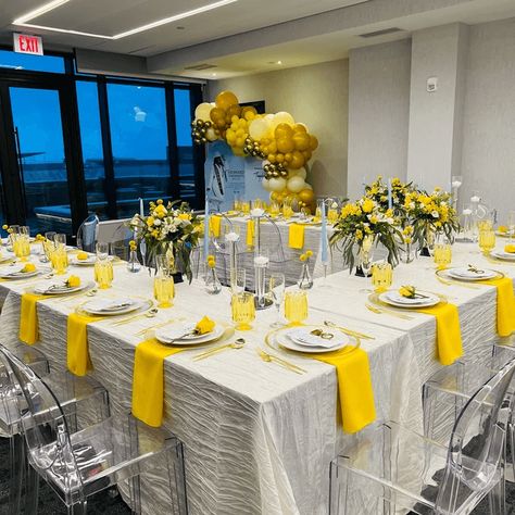 Decor With Balloons, Make A Balloon Arch, Gold Table Decor, Yellow Napkins, Vibrant Decor, Gold Chargers, Gold Cutlery, Clear Vases, Round Balloons