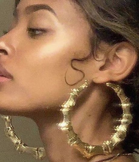 Looks Hip Hop, Dope Jewelry Accessories, Bamboo Hoop Earrings, Medium Hoop Earrings, Earrings Aesthetic, Bamboo Earrings, Gold Girl, Black Bamboo, Gold Aesthetic