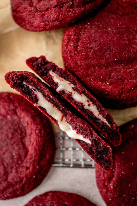 These thick, soft and chewy stuffed red velvet cream cheese cookies have the best flavors of red velvet cake. Stuffed with a tangy, fluffy cream cheese frosting, these cookies are perfect for a gift, cookie swap or holiday event. Cream Horn Cookies, Cream Cheese Stuffed Red Velvet Cookies, Red Velvet Cream Cheese Cookies, Cream Cheese Filled Cookies, Nyc Cookies, Red Velvet Crinkles, Christmas Red Velvet, Fluffy Cream Cheese Frosting, Cream Cheese Ball