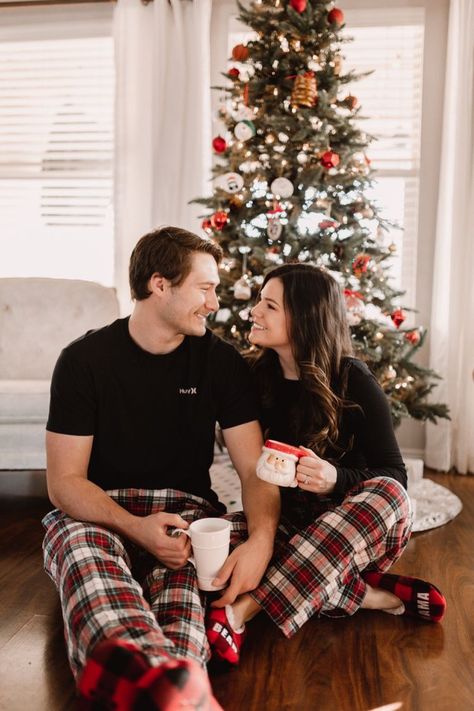 Christmas Photography Couples, Christmas Couple Photos, Christmas Couple Pictures, Christmas Poses, Christmas Family Photoshoot, Christmas Tree Pictures, Xmas Pictures, Holiday Photoshoot, Family Christmas Pictures