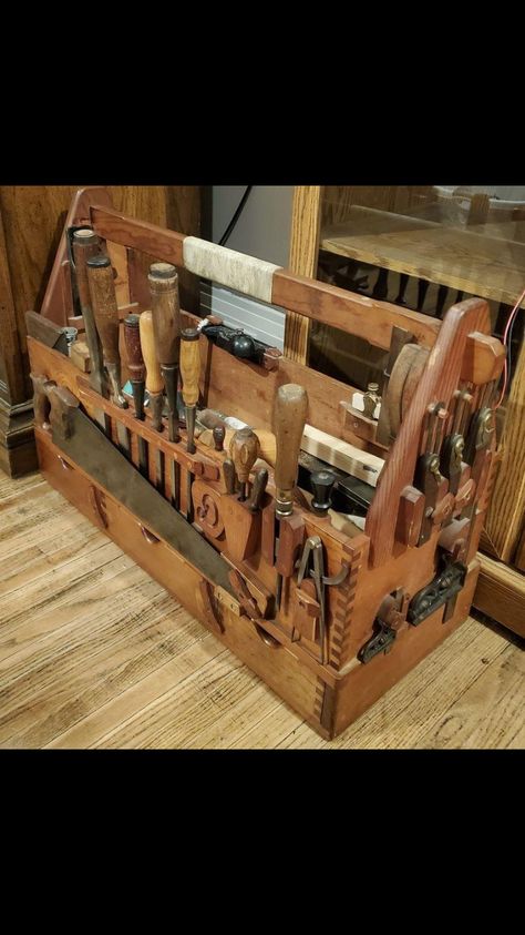 Carpenters Tool Box Ideas, Wood Tool Organizer, Wood Tool Box Ideas, Toolbox Organization, Wood Toolbox, Wood Tool Chest, Small Woodworking Shop Ideas, Wooden Tool Box, Old Tool Boxes