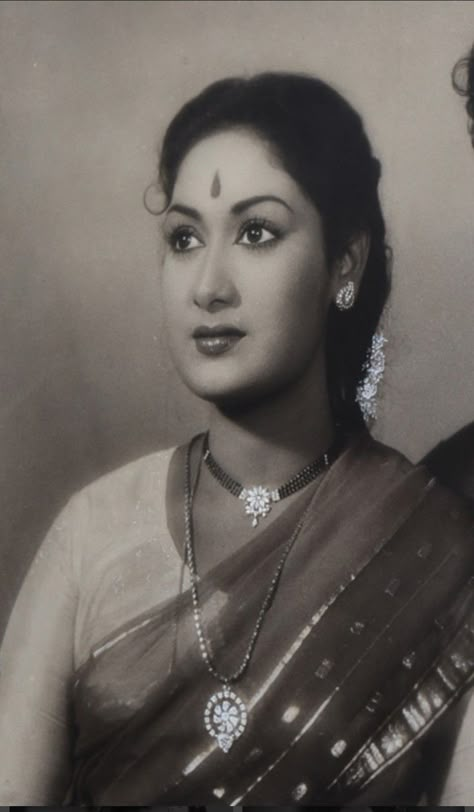 Mahanati savitri Savithri Actress Jewellery, Old Fashioned Jewellery, Savithri Actress, Mahanati Jewellery, Savitri Actress, Mahanati Savitri, Black Diamond Beads, Ruby Jewelry Necklaces, Black Beats