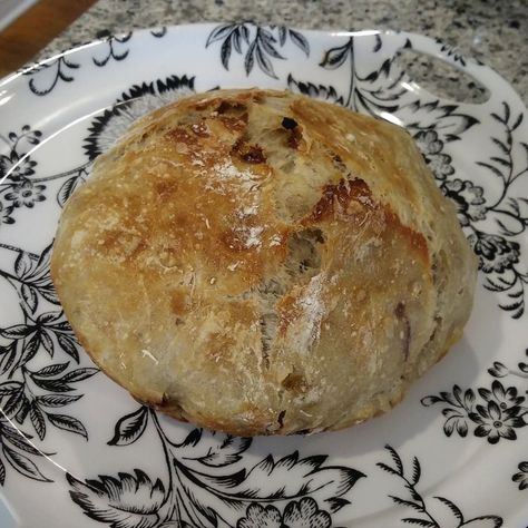 No-Knead Cinnamon and Raisin Bread Caprese Bread Recipe, No Knead Cinnamon Raisin Bread, Caprese Bread, Bread With Yeast, Dutch Oven Bread, Knead Bread Recipe, Olive Bread, Cinnamon Raisin Bread, Raisin Bread