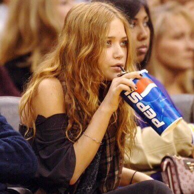 Mary-kate Olsen 2009 Aesthetic, Ashley Mary Kate Olsen, Olsen Fashion, Olsen Twins Style, Olsen Sisters, Mary Kate Ashley Olsen, Mary Kate And Ashley Olsen, Olsen Sister, Lakers Game