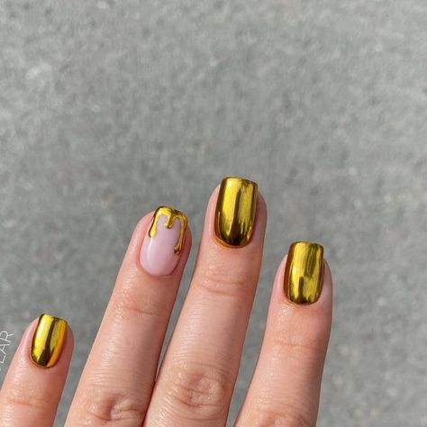 Paula 💅🏻🌙💗 on Instagram: "dripping gold honey nails 🍯🐝✨ p.s. can’t believe how close i am to reaching 100k on here! it’s been such an amazing journey learning & creating all the fun nail stuff and it’s been really surprising (in the best way possible) that so many people like & appreciate this lil nail art hobby of mine! it’d be an absolute dream to become a full time content creator and do this social media thing as my job! <3 anywayss, now that my sappy rant is over, wishing you all a wo Honey Drip Nails, Gold Wavy Nails, Dripping Gold Nails, Dripping Nails, Honey Nail Art, Black And Gold Drip Nails, Honey Nails, Gold Chrome Drip Nails, Honey Drops