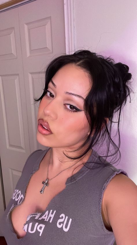 200s Eyebrows, Chicana Lips, Alt Brows, 90s Chola Makeup, 2000s Latina Makeup, 90s Latina Makeup, 90s Makeup Looks Latina, Goth Latina Makeup, 90s Eyebrows