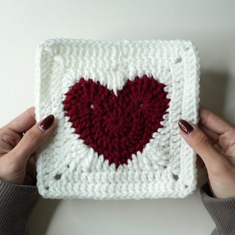 Crochet Large Heart, Heart Granny Square Pattern, Granny Square Free Pattern, Granny Square Pattern Crochet, Heart Granny Square, Granny Square Pattern Free, Granny Square Tutorial, 5mm Crochet Hook, Heart Applique