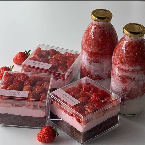 Créditos/twitter:@fooduz Dessert Box Aesthetic, Desert Box, Dessert Box, Dessert Packaging, Dessert Boxes, Think Food, Kawaii Food, Food Obsession, Cafe Food