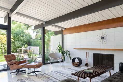 An Insensitively-Updated Eichler gets Back to its Original Roots - Mid Century Home Mid Century Modern Living Room Decor, Midcentury House, Interior Boho, Mid Century Living, Mid Century Living Room, Mid Century Modern Living, Casa Vintage, Mid Century Modern Living Room, Mid Century Modern Interiors