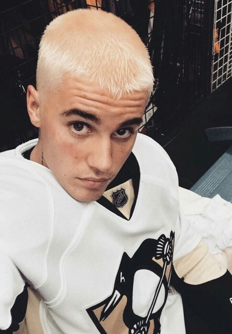 Justin Bieber Blonde, Justin Bieber Smile, Older Mens Hairstyles, Justin Love, Chris Brown Videos, Justin Bieber Style, Justin Bieber Images, Mc Kevin, Justin Bieber Wallpaper