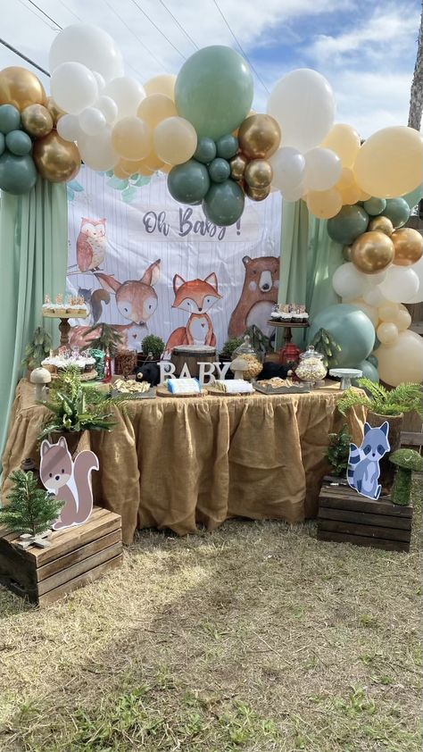 Woodland Animal Shower Ideas, Woodland Theme Party Decorations, Woodland Theme Table Decor, Woodland Baby Shower Centerpieces Boy, Forest Animal Baby Shower Ideas, Woodlands Theme Baby Shower Boy, Woodland Centerpiece Ideas, Woodland Balloon Arch, Woodland Baby Shower Theme Girl