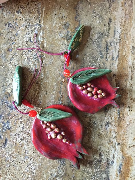 Ceramic Pomegranate Pottery, Pomegranate Craft, Pomegranate Pottery, Mirror Crafts, Decoupage Box, Wood Carving Art, Rock Crafts, Clay Ceramics, Clay Creations