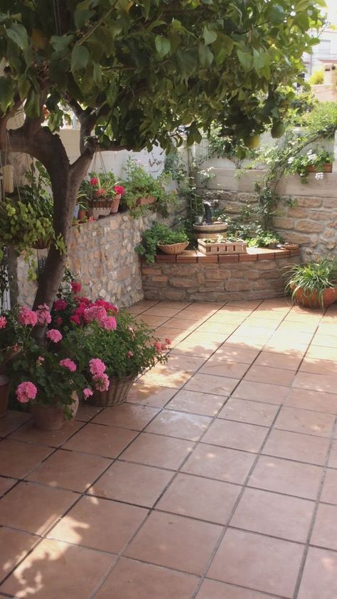 Patio Design Ideas | Rooftop Garden Landscaping ideas | Home Decor Ideas Small Courtyard Gardens, Garden Decor Projects, Flower Pots Outdoor, Garden Makeover, Most Beautiful Gardens, Have Inspiration, Outdoor Decor Backyard, Backyard Garden Design, Garden Landscape Design