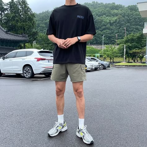 Man Outfit Short Pants, Mens Minimalist Summer Outfit, Men Casual Outfit Shorts, Man Short Pants Outfit, Ootd Short Pants Men, Short Pants Outfit Men Street Styles, Male Shorts Outfits, Short Men Outfit Ideas, Short Pants Outfit Men