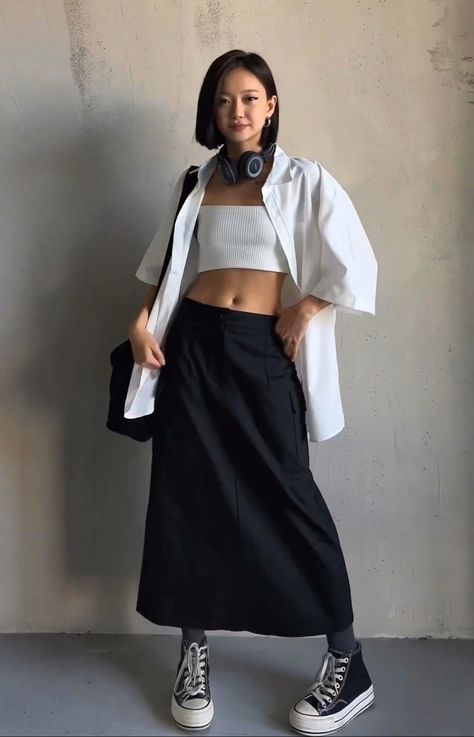 @/kimchishka on IG Mid 90s Outfits, Normcore Outfits, High Waisted Skirt Outfit, Japan Outfits, Tux Dress, Black Skirt Outfits, Long Skirt Outfits, Layering Outfits, Fashion 2024