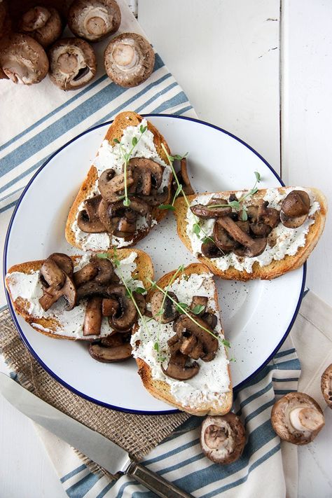 Mushroom Goat Cheese Bruschetta - perfect for a lazy weekend brunch www.thehomecookskitchen Cheese Bruschetta, Mushroom Toast, Thanksgiving Appetizer Recipes, Lazy Weekend, Tasting Party, Thanksgiving Appetizers, Brunch Ideas, Weekend Brunch, Toast Recipes