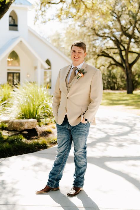 Tan Blazer With Jeans Men Wedding, Jeans Groomsmen, Suit Jacket And Jeans, Groomsmen Jeans, Country Groom Attire, Groomsmen Outfit Ideas, Country Groom, Groom In Jeans, Tan Groomsmen