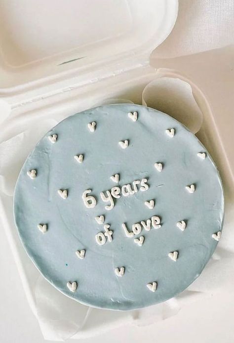 Blue Anniversary Cake, White Minimalist Cake, 1 Year Anniversary Cake, Anniversary Cake Aesthetic, Simple Anniversary Cakes, Anniversary Cake Designs, Minimalist Cake, Birthday Cake Writing, Happy Anniversary Cakes