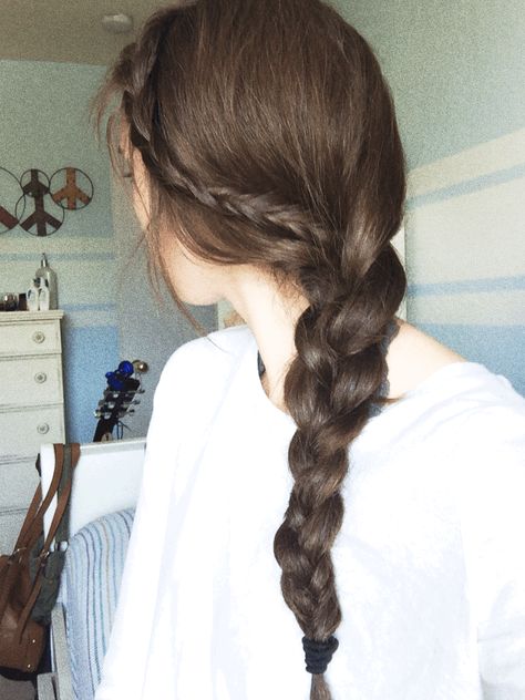 Cute braided hairstyle. Easy and perfect for school Simple One Braid Hairstyles, Straight Hair With Braid, Single Braids Hairstyles, Braided Hairstyles For School, Hairstyle Easy, Bead Hair, Easy Hairstyles For School, Diy Haircut, Cute Simple Hairstyles