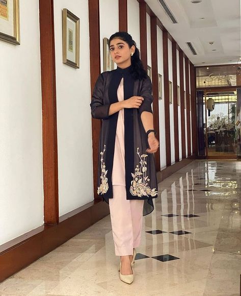 Sehar khan Pakistani Actress #Seharkhan #acress #fatima Sehar Khan Dress, Indian Dresses For Girls, Bridal Dresses 2022, Pakistani Actress Dresses, Sehar Khan, Black Bridal Dresses, Summer/fall Outfits, Diy Fashion Scarf, Dp Stylish