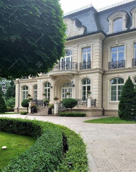 Mansion Entrance Exterior, 90s House Exterior, Chateau Exterior, French Mansion, Old Money House, Country Mansion, Mansion Exterior, Dream Mansion, Modern Mansion