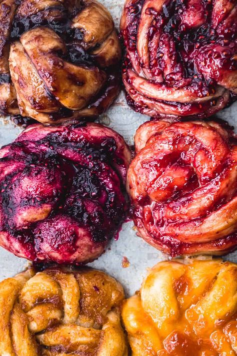 Olive Oil Challah Babka Buns with Canela & Jam Filled Brioche Buns, Challah Aesthetic, Sabbat Recipes, Babka Recipes, Babka Buns, Breakfast Brioche, Sweet Brunch Recipes, Babka Bread, Sweet Brunch