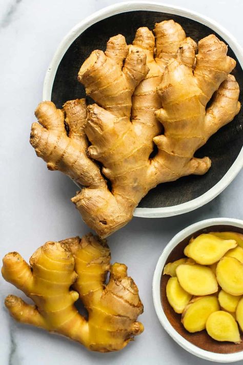 A guide to buying, storing & using fresh ginger so you can incorporate this superfood spice in your everyday cooking. Includes TOP 10 recipes using ginger! #ministryofcurry #cooking101 #mealprep Chana Masala Powder Recipe, Ginger Paste Recipe, Storing Fresh Ginger, Ministry Of Curry, Ghee Recipe, Karahi Recipe, Ginger Paste, Homemade Spice Blends, Paste Recipe