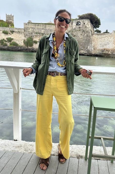 Mustard Linen Pants Outfit, How To Wear Yellow Pants, Yellow Pants Outfit Street Style, Yellow Pants Outfit Summer, Yellow Linen Pants Outfit, Light Yellow Pants Outfit, Yellow And Blue Outfits, Green And Yellow Outfit, Yellow Linen Pants