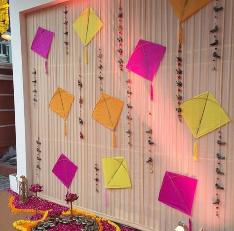 Kites Decorations Ideas Indian, Kites Backdrop, Kite Backdrop, Bhogi Pallu Decoration At Home, Diy Kite Decorations, Lohri Decoration, Kite Decoration, Stall Decorations, Mehendi Decor Ideas