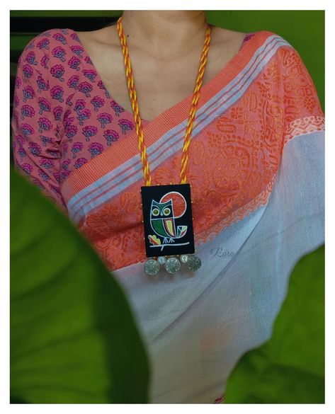 TRYON 💁‍♀️ •|| CHITRA ||• Hand-painted Neckpiece 🎨🖌️ These neckpieces are fully adjustable. Colour Customisable! DM for details 🩷 . . . . . . . . . . . . . [handcrafted, handmade jewelry, hand painted, big size pendant, big size necklace, customised necklace, handcrafted, handmade with love, handmade gifts, saree lover, neckpiece, fabric jewellery, sustainable fashion summer collection, daily wear earrings, hand-painted jewelry, hand-painted necklace, necklace lover, diy necklace, necklace co... Statement Necklace Diy, Jewellery Minimal, Daily Wear Earrings, Trending Jewellery, Painted Necklace, Diy Jewellery Designs, Hand Painted Necklace, Diy Fabric Jewellery, Fabric Jewellery