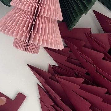 Paper Accordian Christmas Trees Diy, Diy Christmas Tree Paper, Craft Christmas Trees, Diy Paper Tree, Cheesy Christmas Movies, Christmas Tree Template, 3d Christmas Tree, Paper Flower Art, Honeycomb Paper