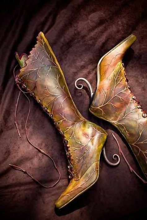 Elven boots Moda Steampunk, Mode Steampunk, Pretty Princess, Gothic Steampunk, Crazy Shoes, Fantasy Clothing, Steampunk Fashion, Fantasy Fashion, Middle Earth