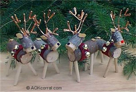 All reindeer crafts for kids, preschoolers, kindergarten, teens and adults. Easy reindeer craft projects using paper bags, clothes pins, clay pots, light bulbs, twigs. Super cute ideas. Rustic Christmas Crafts, Ormanlık Alan, Reindeer Craft, Wooden Reindeer, Last Minute Christmas Gifts, Reindeer Ornaments, Christmas Wood, Homemade Christmas, Christmas Deco