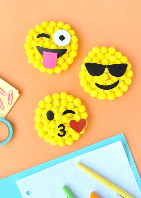 Pom-poms + emojis = a super fun craft kit! Emoji Bookmarks, Emoji Party Favors, Inexpensive Party Favors, Emoji Craft, Yellow Crafts, Emoji Birthday Party, World Emoji Day, Emoji Party, Kids Favors