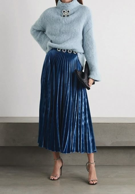 Blue Skirt Outfits, Gold Metallic Skirt, Aquazzura Sandals, Pleated Skirt Outfit, Boucle Sweater, Black Pleated Skirt, Moda Chic, Trendy Skirts, Christopher Kane