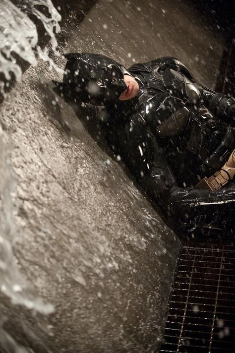 Batman Is Broken in The Dark Knight Rises - IGN Batgirl And Robin, Batman Christian Bale, Justice League Wonder Woman, The Dark Knight Trilogy, Dark Knight Rises, I Am Batman, Batman Begins, Childhood Movies, Batman Comic Art