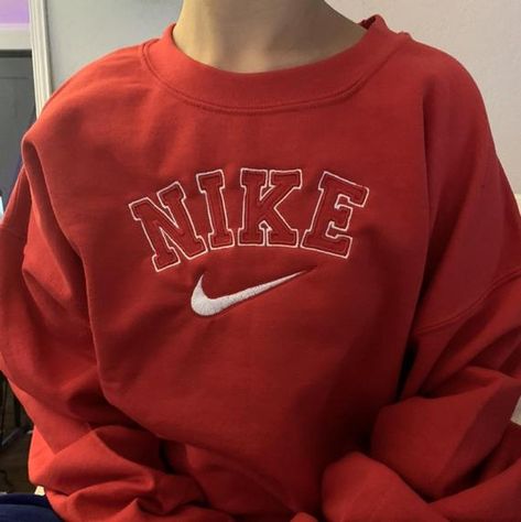 Red Nike Hoodie Outfit, College Sweatshirt Outfit, Nike Vintage Crewneck, Hoodie Outfit Ideas, Nike Hoodie Outfit, Oversized Nike, Red Nike Hoodie, Vintage Crewneck Sweatshirt, Nike Pullover