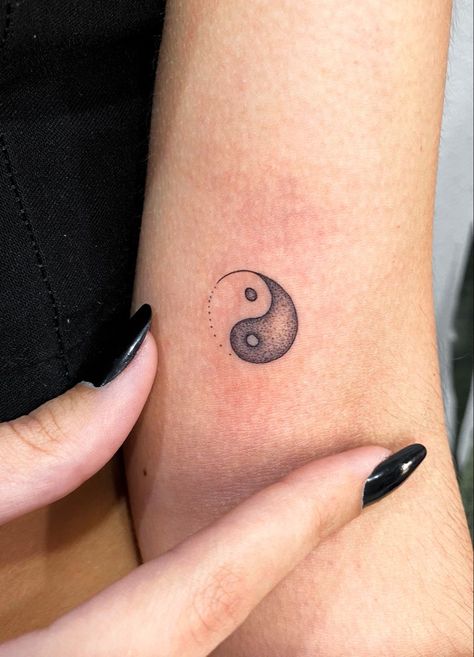 Tattoo ying yang |  tattoo ideas for couples creative best friends Mini Ying Yang Tattoo, Ying Yang Sibling Tattoo, Mini Tatooes Idea, Balance Tattoos, Tattoo Yin Yang, Yin Yang Tattoo, Balance Tattoo, Ying Yang Tattoo, Yang Tattoo