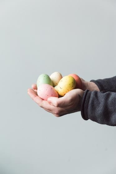 Easter Photoshoot, Easter Photography, Egg Photo, Minimal Photo, Easter Images, Easter Pictures, Cake Photography, Easter Egg Painting, Easter Photos