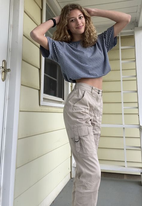 Oversized striped t-shirt tucked into bra
Cargo khakis 
Converse Bra Outfit, Baggy Shirt, Baggy T-shirt, Shirt Tucked In, Trendy Dress Outfits, Trendy Dress, Simple Outfit, Striped T Shirt, Tshirt Outfits