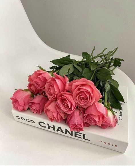 Coco Chanel Aesthetic, Rose Aesthetics, Pink Chanel Bag, Chanel Book, Chanel Wallpaper, Chanel Aesthetic, Dozen Red Roses, Birthday Flowers Bouquet, Phone Background Wallpaper