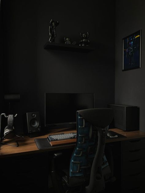 Setup in daylight: battlestations Black Gaming Room, Ultimate Gaming Room, Gaming Room Setup Ideas, Workspace Setup, Dark Office, Room Setup Ideas, Gaming Desk Setup, Pc Setups, Desk Setups